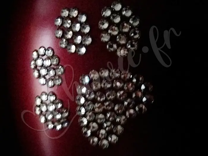 Chewie - Chien labrador retriever sable LOF - La patte de chien en diamants Swarovski sur son urne funéraire. Chewie est dans le bureau de mon maître actuellement, et il reposera avec lui pour l'éternité